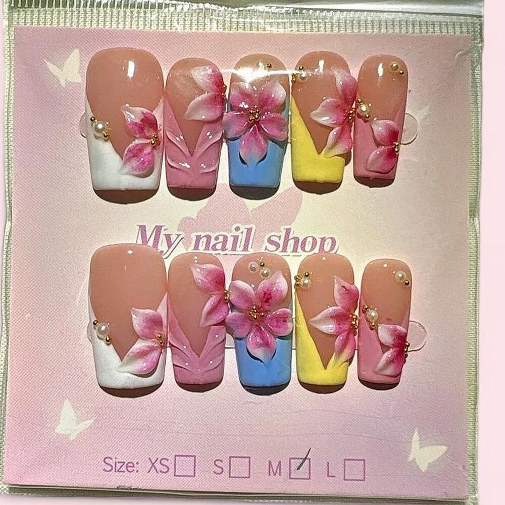 New press-on nail set in size medium